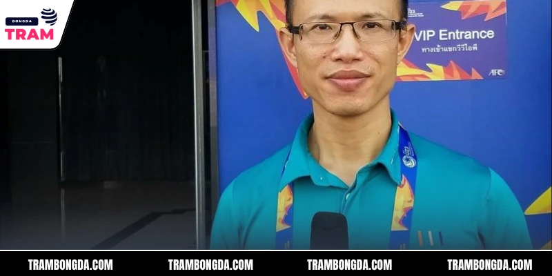 BLV Thiên Lôi - Người Mang Đến Nhận Định Cực Chuẩn Từng Phút 1 Chân dung BLV Thiên Lôi với micro trên tay